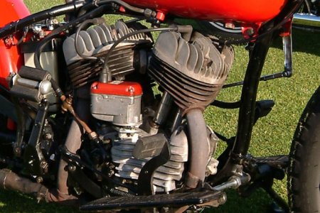 Литровый мотор Harley-Davidson с боковым расположением клапанов. Такие двигатели также называют flathead
