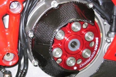 Сухое сцепление Ducati 749 выставлено напоказ (в стоке, конечно же, прикрыто крышкой)