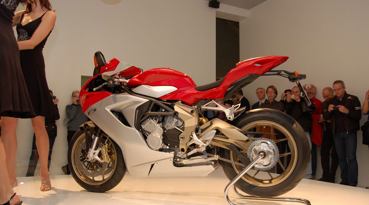 Мотоцикл MV Agusta с девушкой